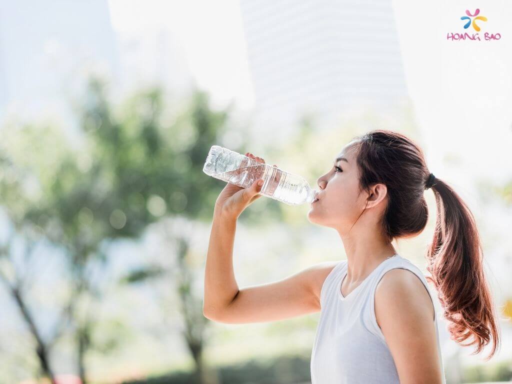 Chăm sóc cô bé bằng việc uống nhiều nước